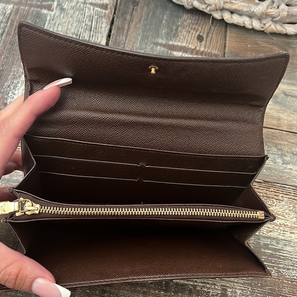Louis Vuitton Damier Ebene Pattern Sarah Wallet - Picture 4 of 10